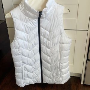 White zip up vest with pockets (no zipper on pockets)